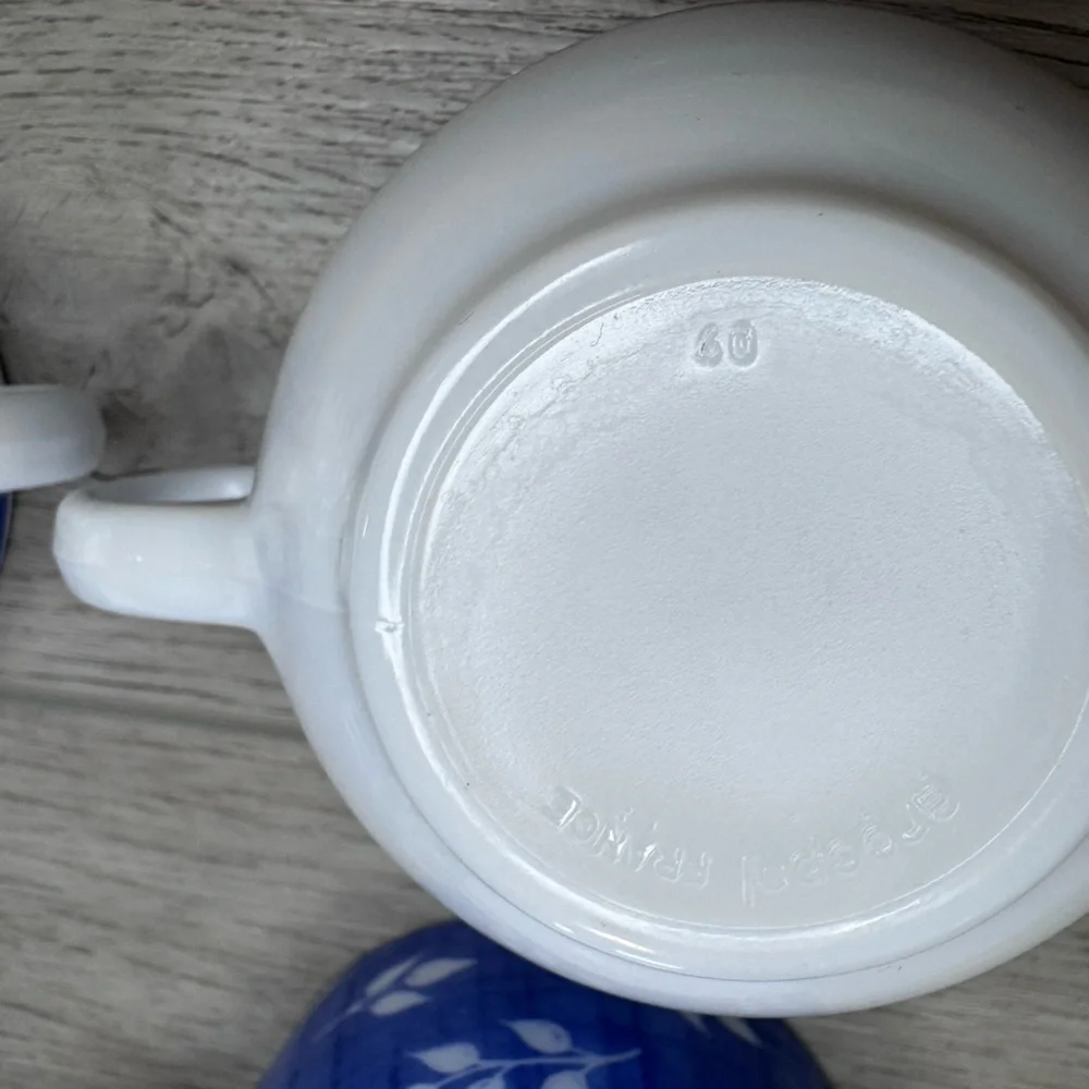 ARCOPAL FRANCE Cups Milk Glass 6oz BLUE WHITE LEAF DESIGN Set of 4 cups Vintage